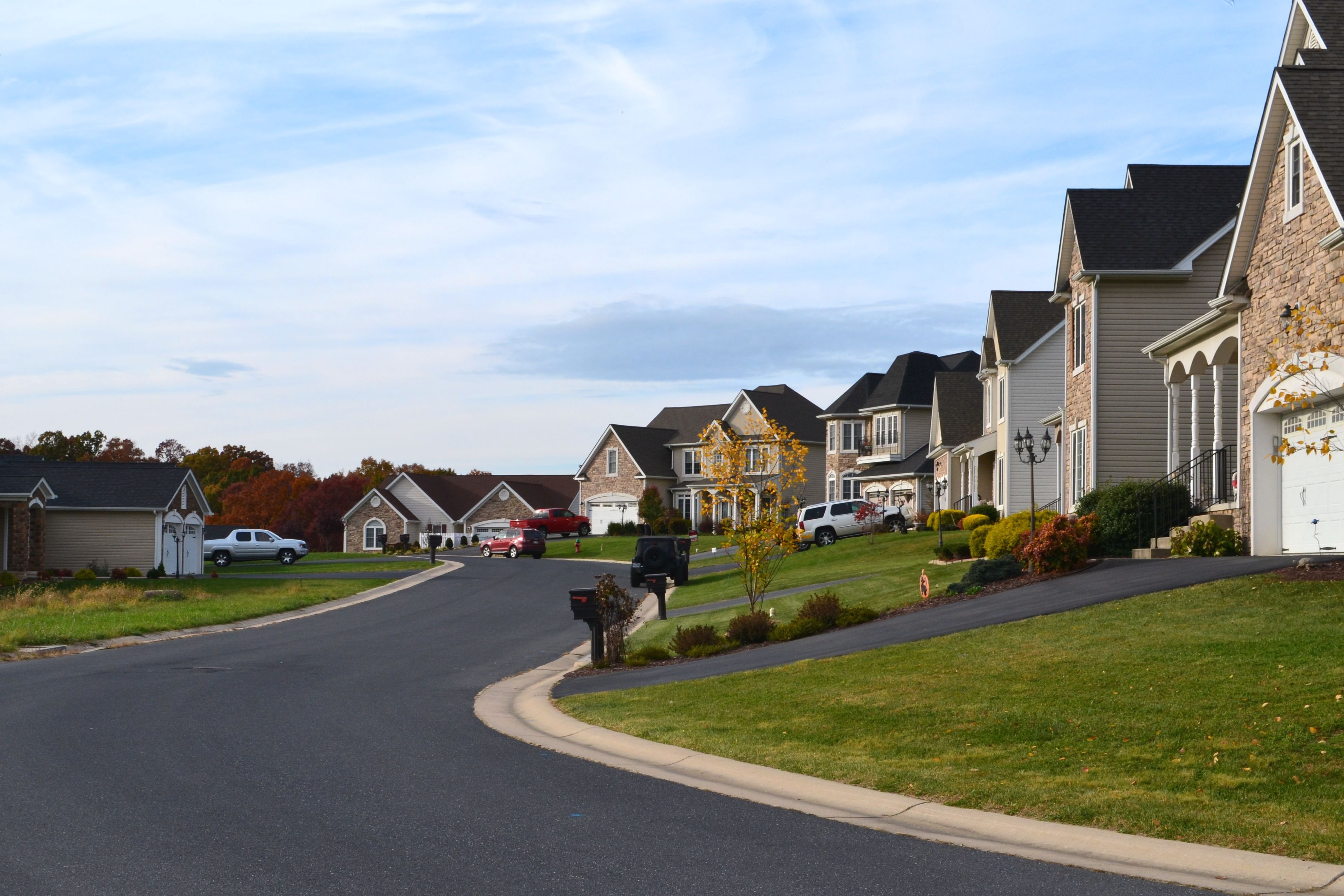 Какие пригороды. Neighborhood Street. Suburban neighborhood. Американский пригород пустой. Suburban Middle-class neighborhood.